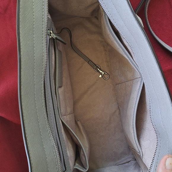 🎆SALE Michael Kors Medium Size Light Gray Bag/ Crossbody ❤️ EC - Picture 10 of 13